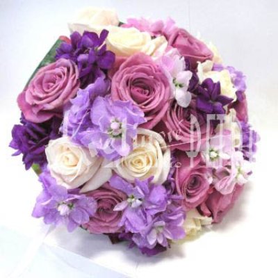 Svatební kytice kulatá z růží a matthioly č. 491