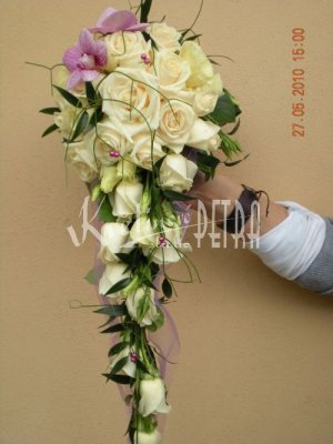 Svatební kytice převislá z růží č. 353
