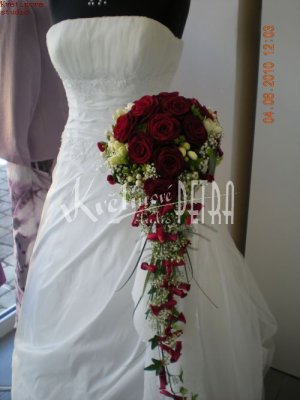 Svatební kytice převislá z růží č.354