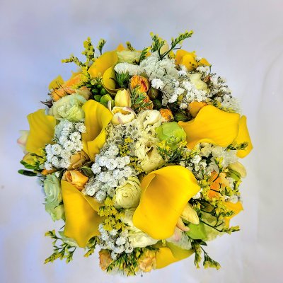 Svatební kytice kulatá z růží a kal č. 433