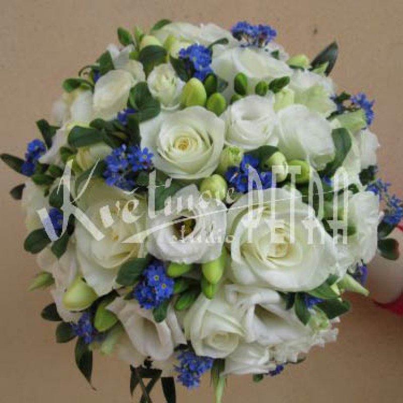 Svadobná kytica z okrúhlych ruží a nezábudiek č. 528