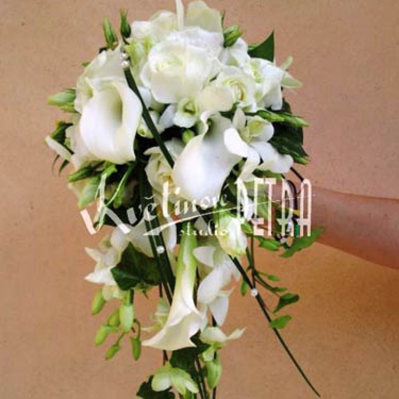 Svadobná kytica s previsnutými ľaliami, orchideovými ružami č. 511