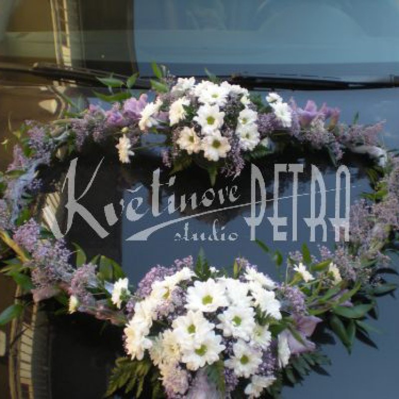 Układ ślubny na sercu samochodu nr 153