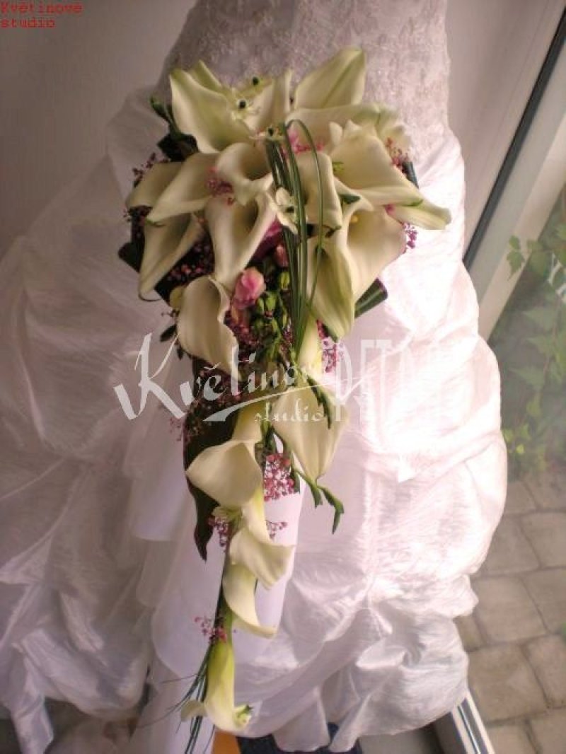 Wedding bouquet overhanging from cal No. 436