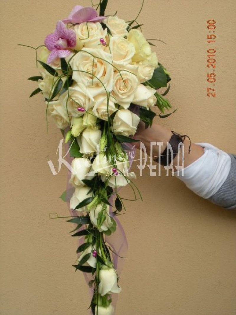 Svatební kytice převislá z růží č. 353