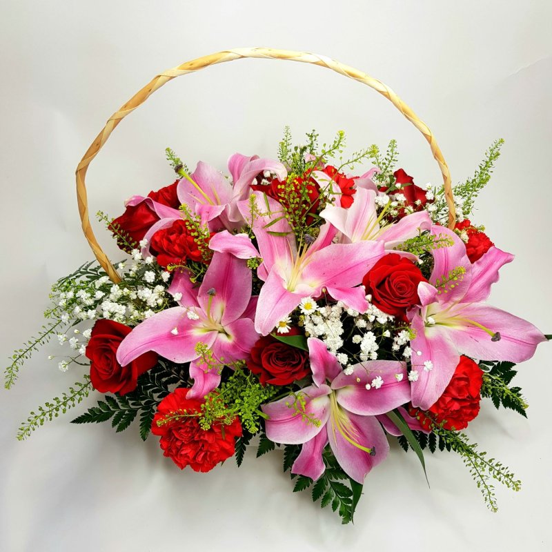 Dárková koš z růží, karafiátů a lilií Afra