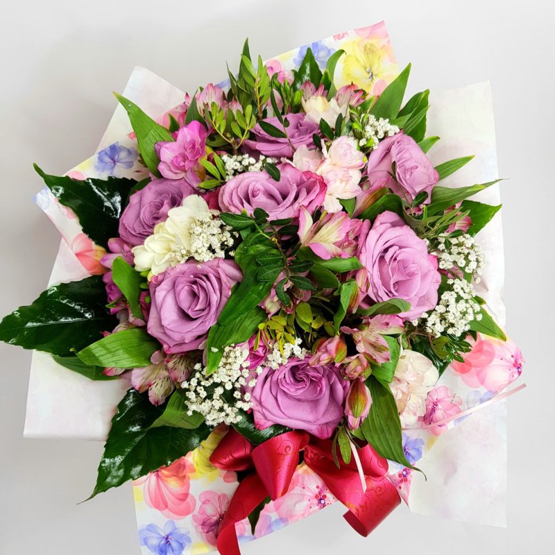 Kytica ruží a frézií Belinda