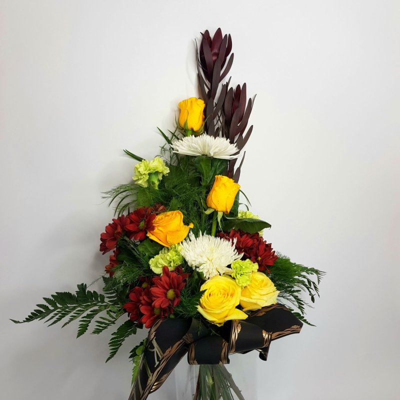 In der Hand gebundener Trauerstrauß Nr. 5